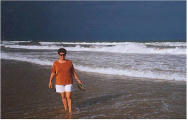 Anna_at_beach_mini.jpg (22814 bytes)